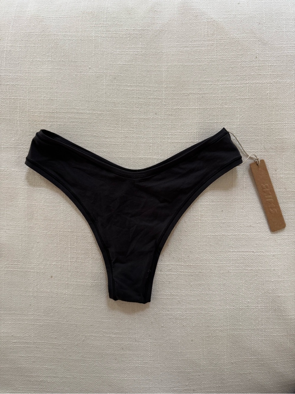 Skims fits everybody dipped front thong size xs in color onyx NWT